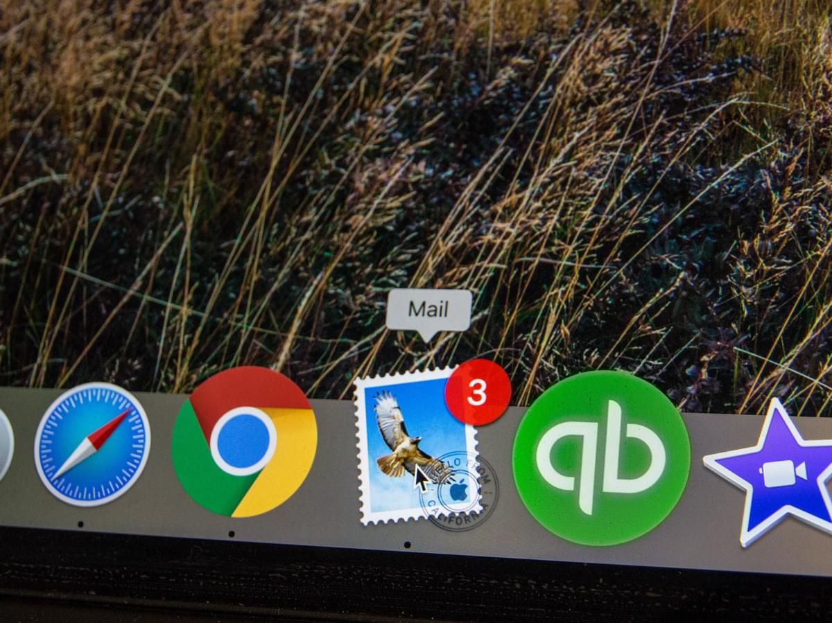Vše probíhá po e-mailu a zadáváním údajů do klientského portálu.