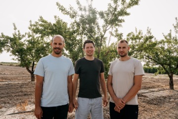 Vedení firmy Šufan v sadu