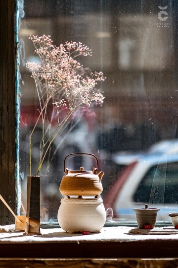 literárna čajovňa okno čaj