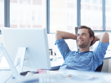 tarify muž za počítačem